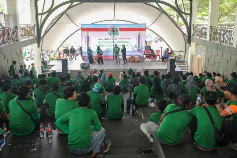 Sejumlah relawan Komunitas Ojek Online (Kajol) menggelar program Pelatihan dan Bimbingan untuk rekan sesama Ojol Berwirausaha dj Sukabumi, Jawa Barat.