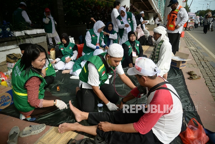 Sejumlah relawan medis GNPF-MUI mengecek kesehatan peserta aksi damai 