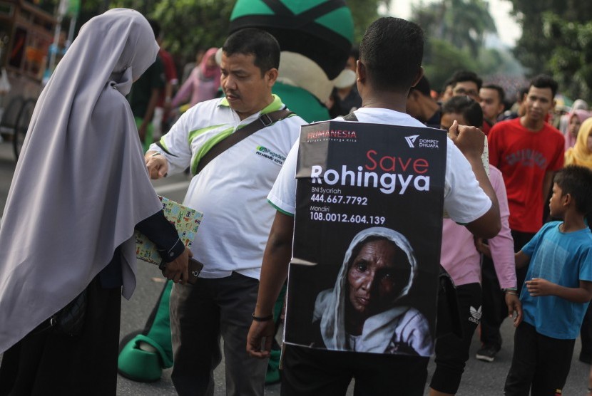 Sejumlah relawan melakukan penggalangan dana untuk Rohingya di kawasan Car Free Day Pekanbaru, Riau, Minggu (4/12).