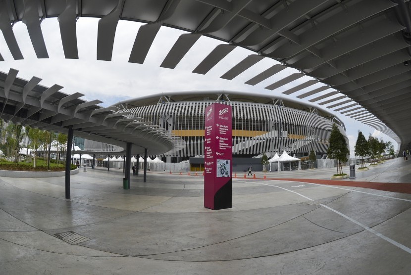 Sejumlah relawan melintasi Stadion Bukit Jalil yang digunakan sebagai lokasi pembukaan SEA Games XXIX Kuala Lumpur, di Kuala Lumpur, Malaysia, Senin (14/8). 