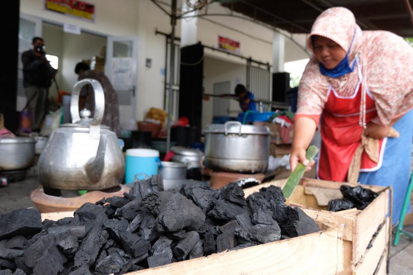 Sejumlah relawan memasak menggunakan tungku tanah berbahan bakar arang di dapur umum tempat pengungsian Gunung Merapi Desa Banyurojo, Mertoyudan, Magelang, Jateng, Senin (23/11/2020). Untuk menghemat bahan bakar saat memasak bagi pengungsi Merapi, relawan bersama BPBD setempat menggunakan arang sebagai bahan bakar yang murah dan ramah lingkungan dibanding menggunakan gas elpiji. 