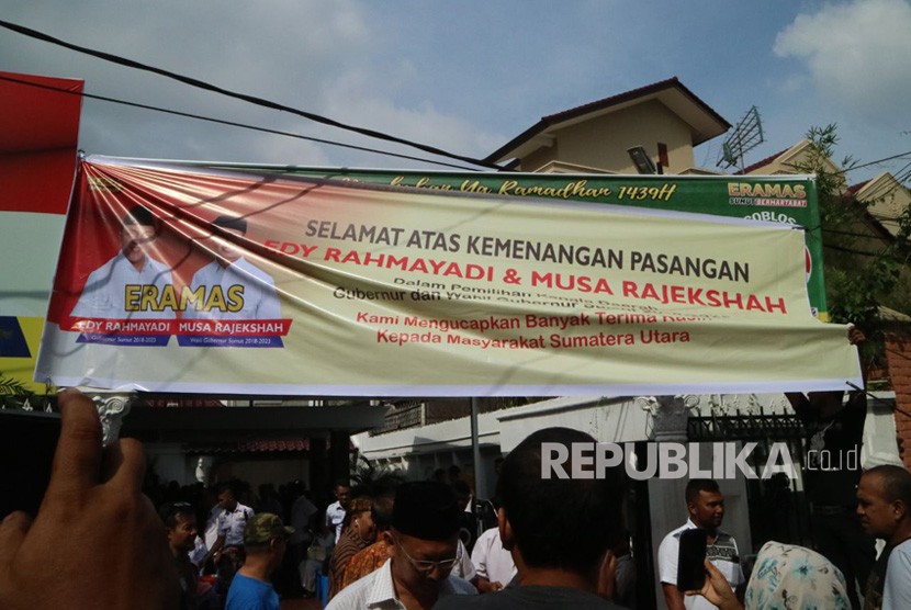 Sejumlah relawan memasang panduk ucapan selamat atas kemenangan pasangan calon Gubenur dan Wakil Gubernur Sumatera Utara  Edy Rahmayadi - Musa Rajekshah di Posko Kemenangan Eramas di Jalan A Rivai, Medan, Sumatera Utara, Rabu (27/6).