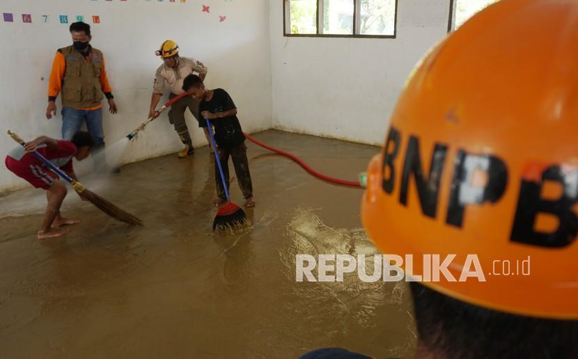 Sejumlah relawan membersihkan sekolah yang tertimbun lumpur akibat banjir di Desa Toabo, Mamuju, Sulawesi Barat. BNPB butuh dukungan banyak pihak untuk menanggulangi bencana. (ilustrasi).