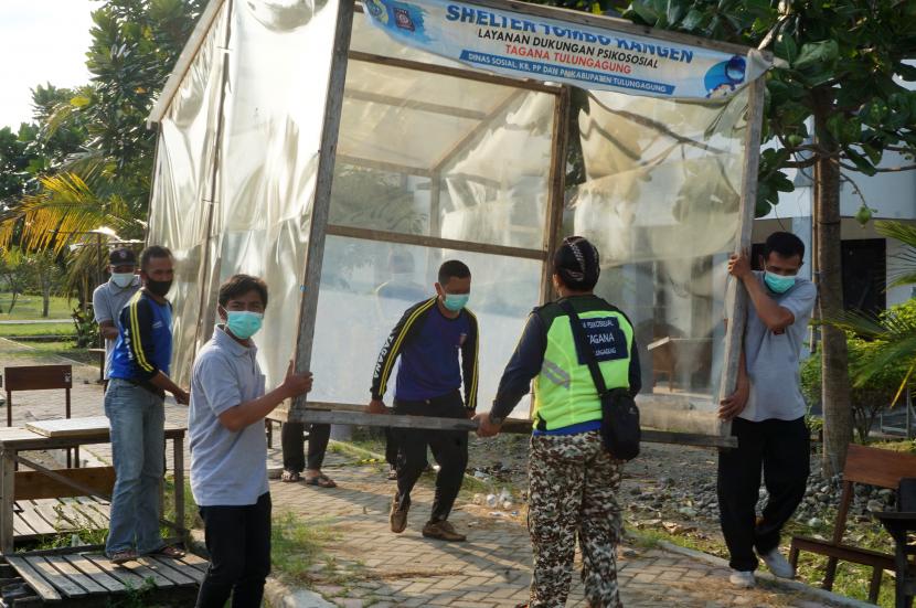 Sejumlah relawan membongkar enda, selter tombo kangen dan sejumlah sarana-prasarana pendukung Rumah Sakit Darurat Covid-19 di Rusunawa UIN Sayyid Ali Rahmatullah Tulungagung, Jawa Timur, Kamis (30/9). 