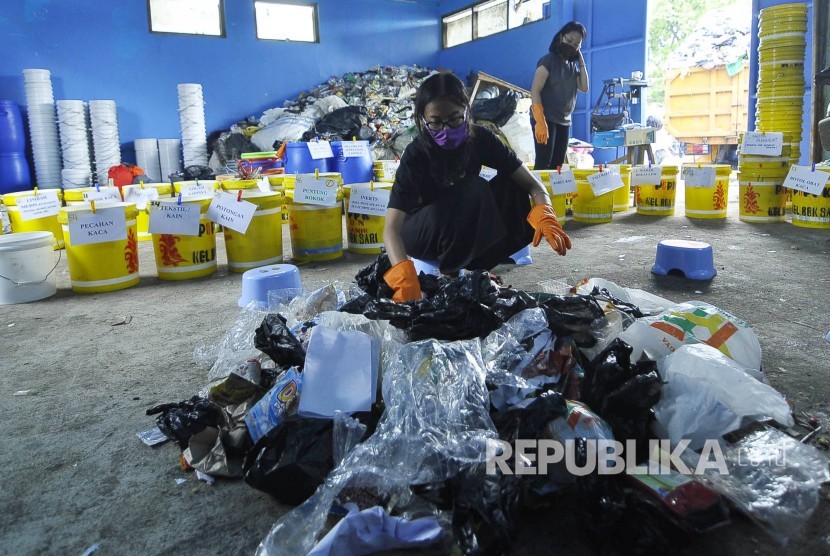 Sejumlah relawan memilah-milah jenis sampah plastik di Tempat Pembuangan Sampah Sementara saat acara 