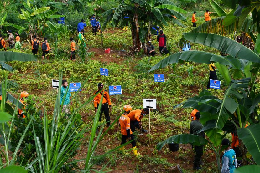 Sejumlah relawan menanam bibit pohon dalam peringatan Hari Air Sedunia di Kare, Kabupaten Madiun, Jawa Timur, Kamis (24/3/2022). 