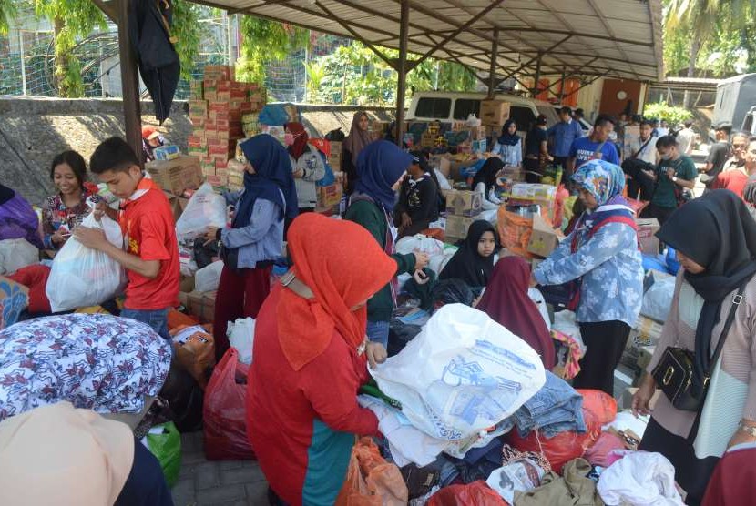 Sejumlah relawan mendata bantuan korban pascagempa dan tsunami Palu Donggala di Rumah Sakit Wahidin Sudirohusodo, Makassar, Senin (1/10).