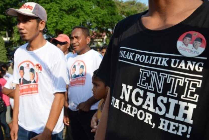 Sejumlah relawan mengenakan aitribut capres cawapres Prabowo-Hatta 