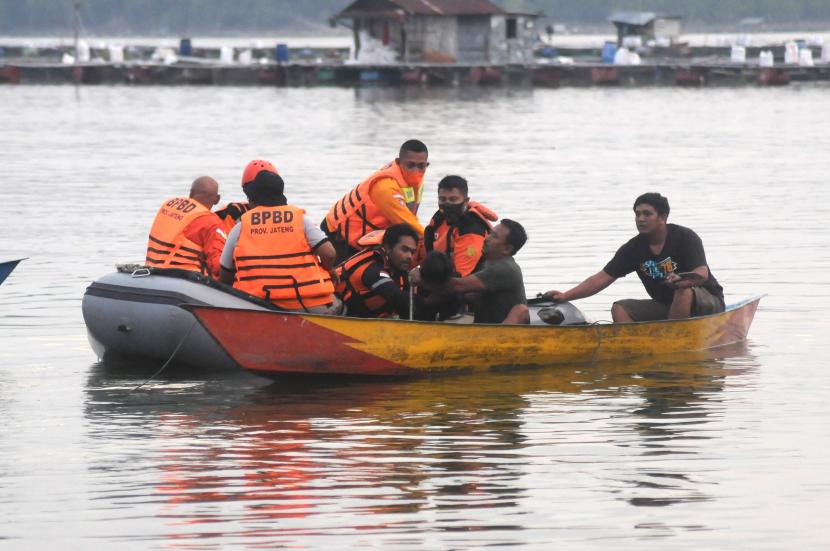 Sejumlah relawan mengevakuasi korban tenggelamnya perahu rombongan wisata di Waduk Kedung Ombo, Wonoharjo, Kemusu, Boyolali, Jawa Tengah, Sabtu (15/5/2021). Sebanyak 20 penumpang perahu rombongan wisata air mengalami kecelakaan di waduk tersebut. Hingga Sabtu (15/5) pukul 19.00 WIB, enam dari sembilan korban tenggelam ditemukan dalam kondisi meninggal dunia dan 11 penumpang selamat.