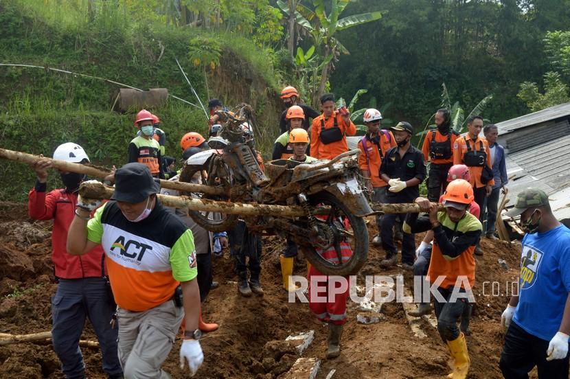 Sejumlah relawan mengevakuasi sepeda motor yang tertimbun tanah longsor di Desa Ginanjar, Kecamatan Ciambar, Sukabumi, Jawa Barat, Ahad (2/5/2021). Peristiwa tanah longsor yang terjadi pada Sabtu (1/5/2021) petang tersebut menimbun satu rumah dan mengakibatkan seorang anak meninggal dunia serta dua orang terluka.