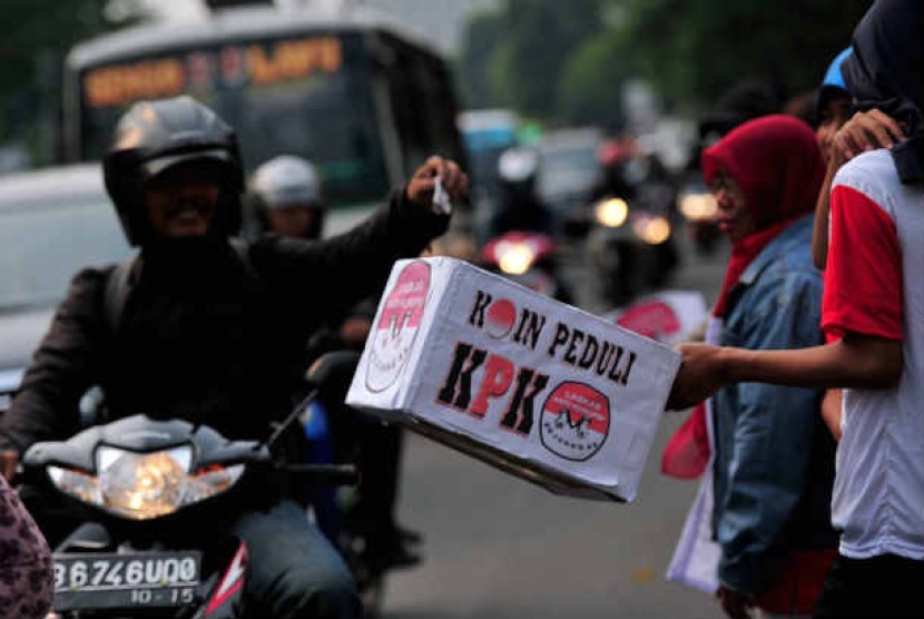 Sejumlah relawan menggelar aksi koin untuk KPK di depan Gedung KPK, Jakarta.