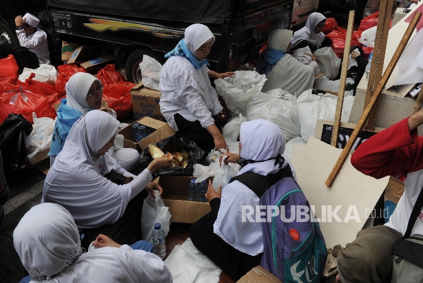 Volunteers prepared meals to be given to Muslims who stayed at Istiqlal Mosque, Jakarta, to participate in the 411 rally  on Friday, November 4, 2016. 