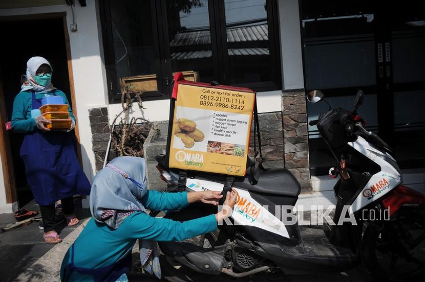 Sejumlah relawan Ojek Makanan Balita (Omaba) bersiap untuk mengantar makanan kepada balita di Cisaranten Kidul, Bandung, Jawa Barat. Pemkot membentuk tim percepatan penurunan stunting di Kota Bandung.