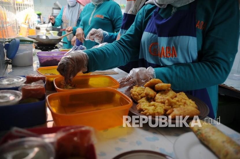 Sejumlah relawan Ojek Makanan Balita (Omaba) memasak untuk kebutuhan makanan balita di Cisaranten Kidul, Bandung, Jawa Barat. Program Omaba yang diinisiasi oleh Pemerintah Kota Bandung tersebut bertujuan untuk memberikan makanan bergizi secara gratis kepada balita dari keluarga kurang mampu guna mencegah stunting.