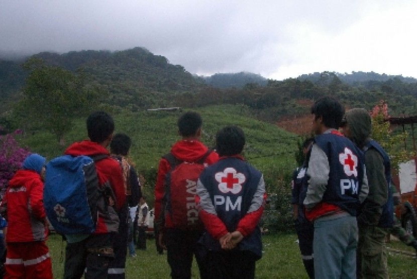 Sejumlah relawan Palang Merah Indonesia (PMI) mengamati kawasan Gunung Salak tempat yang diduga jatuhnya pesawat Sukhoi Superjet 100 milik Rusia di Cepelang, Cijeruk, Bogor, Jabar, Kamis (10/5). 