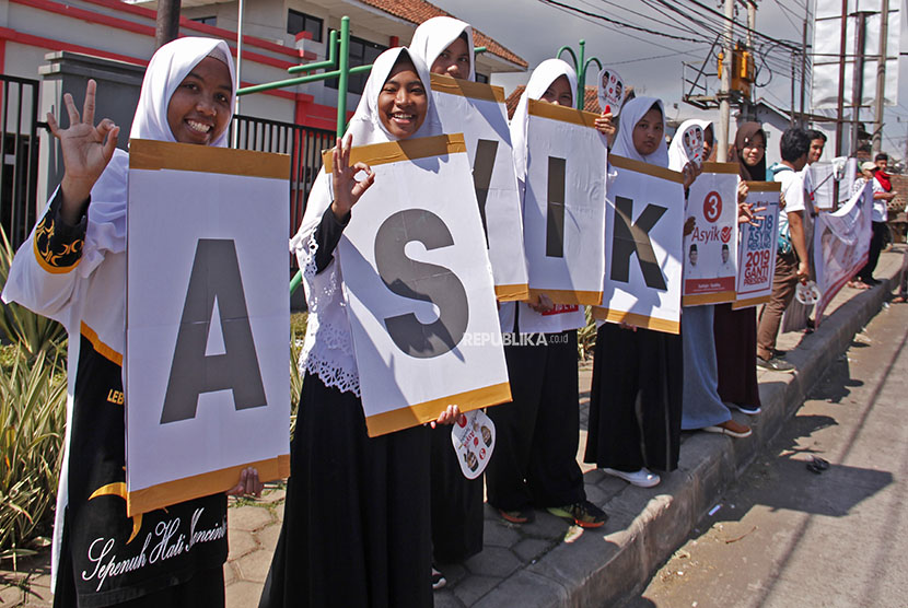 Sejumlah relawan pendukung Cagub-Cawagub Jawa Barat pasangan nomor 3 ASYIK (Sudradjat - Ahmad Syaekhu) menggelar kampanye putaran akhir di jalur mudik Sumedang-Bandung di Jatinangor, Sabtu (23/6). 