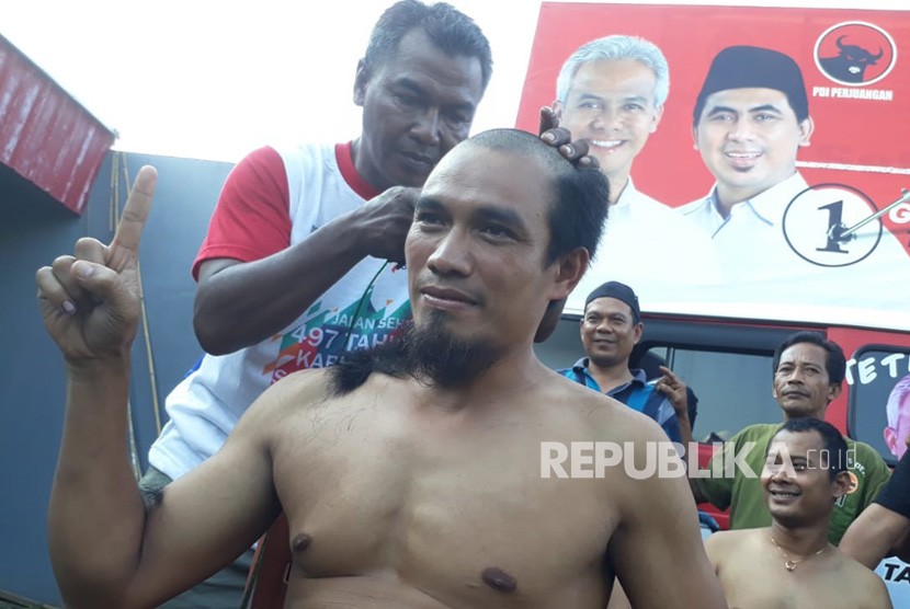 Sejumlah relawan pendukung Ganjar- Yasin mewujudkan nazar cukur gundul, di Posko PDIP Susukan, Kabupaten Semarang, Rabu (27/6).