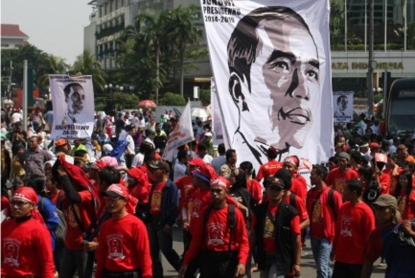 Sejumlah relawan pendukung pasangan Capres dan Cawapres Joko Widodo dan Jusuf Kalla melakukan yel-yel ketika berlangsungnya Tahap Pengambilan Nomor Urut Bagi Capres-Cawapres di Bundaran HI, Jakarta, Ahad (1/6).