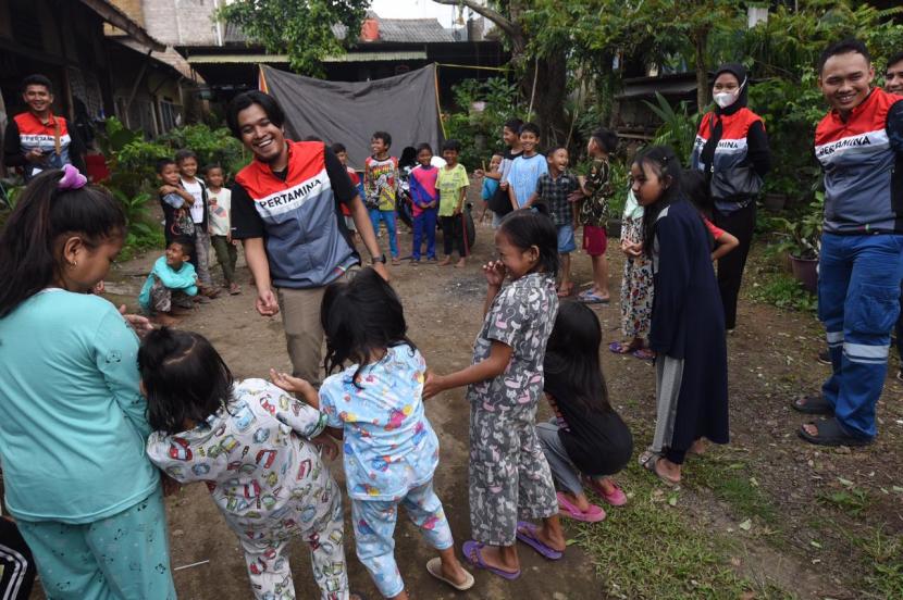 Sejumlah relawan Pertamina menggelar kegiatan pendampingan sosial (trauma healing) bagi para pengungsi korban gempa Cianjur.