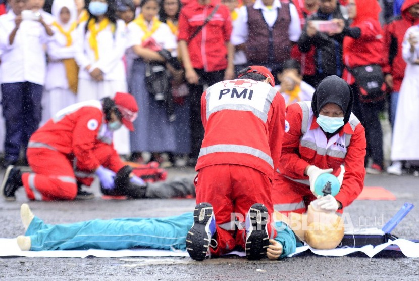 Sejumlah relawan PMI melakukan pertolongan pertama saat simulasi penanganan kecelakaan lalu lintas dalam rangka acara Temu Akbar Relawan Palang Merah Indonesia (PMI) Kota Bandung di Monumen Perjuangan Rakyat, Jl Dipatiukur, Kota Bandung, Selasa (17/1).