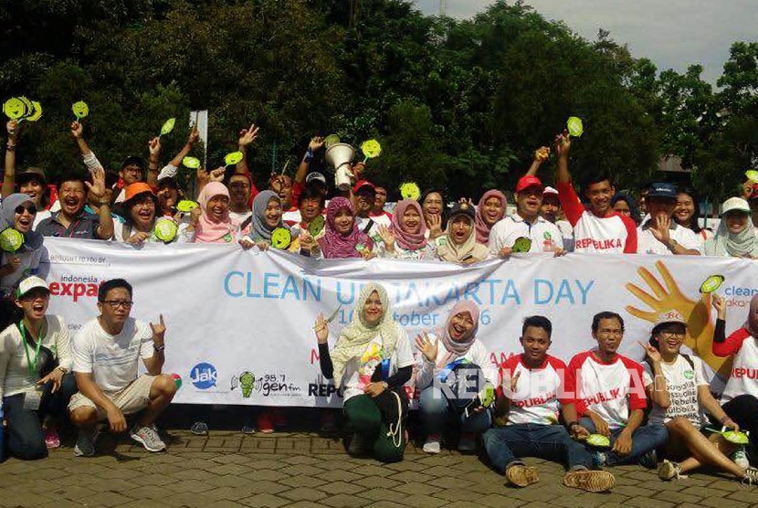 Volunteers from Clean Up Jakarta Day were collecting trash in the Gelora Bung Karno Stadion, Jakarta, Sunday (10/16).