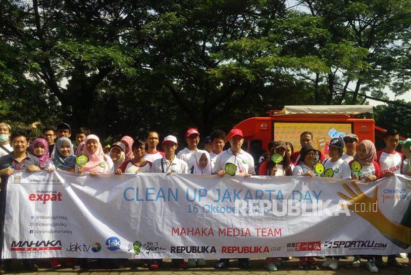 Sejumlah relawan saat mengumpulkan sampah selama acara Clean Up Jakarta Day di kawasan Stadion Gelora Bung Karno, Jakarta, Ahad (16/10). 