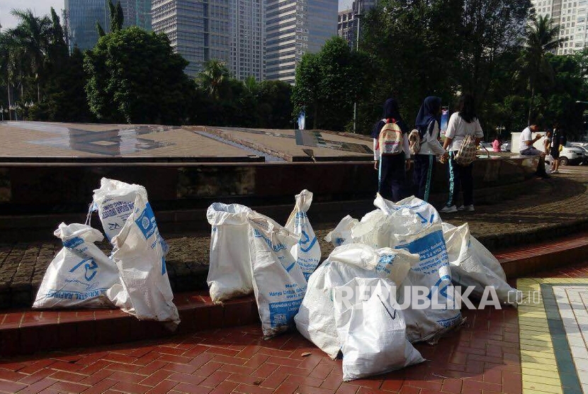 Sejumlah relawan saat mengumpulkan sampah selama acara Clean Up Jakarta Day di kawasan Stadion Gelora Bung Karno, Jakarta, Ahad (16/10). 