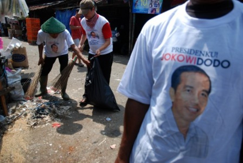 Sejumlah relawan Seknas Jokowi dan pedagang pasar melakukan aksi gotong royong membersihkan lingkungan di Pasar Kemiri, Depok, Jabar, Sabtu (21/6). 