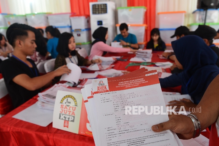 Sejumlah relawan Teman Ahok melakukan hitung manual sejuta KTP yang telah dikumpulkan di sekretariat Teman Ahok, Jakarta, Rabu (29/6).
