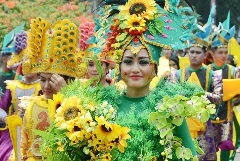 Sejumlah remaja dari Provinsi Gorontalo memakai kostum bunga berwarna-warni pada helaran budaya 'Kemilau Nusantara 2015' di depan Gedung sate, Kota Bandung, Ahad (25/10). Acara tersebut diikuti  16 provinsi di Indonesia serta 25 kota dan kabupaten di Jabar