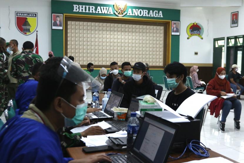 Sejumlah remaja dilakukan pemeriksaan sebelum mendapatkan vaksinasi di Kodim 0825 Banyuwangi, Jawa Timur, Jumat (16/7/2021). Vaksinasi itu menyediakan 3.700 dosis vaksin Sinovac untuk anak usia remaja mulai 12 hingga 17 tahun sebagai antisipasi jika sewaktu-waktu pempelajaran tatap muka dimulai kembali.