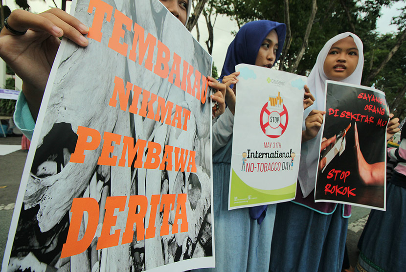 Sejumlah remaja melakukan aksi kampanye bahaya merokok di Surabaya, Jawa Timur, Minggu (29/5).