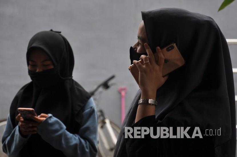 Sejumlah remaja menggunakan ponsel saat berkomunikasi di Medan, Sumatera Utara, Jumat (17/4/2020). Pemerintah beserta operator seluler sepakat akan tetap memberlakukan aturan blokir Internasional Mobile Equipment Identity (IMEI) mulai 18 April 2020 dalam upaya memberantas ponsel atau HP ilegal yang banyak beredar di pasaran.