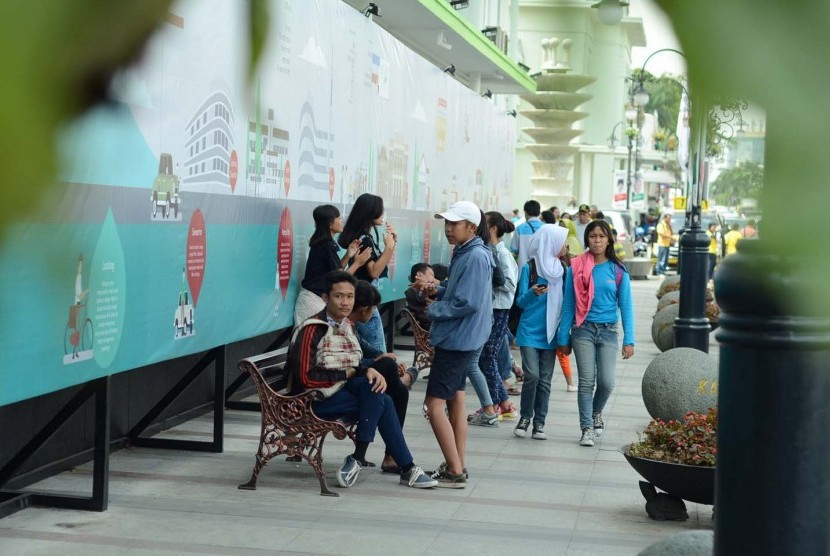 Sejumlah remaja menikmati suasana trotoar Jl Asia Afrika, Kota Bandung, Rabu (29/4). (Republika/Edi Yusuf)