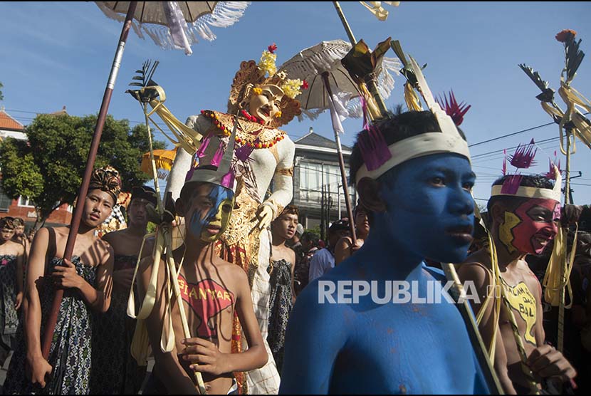 Sejumlah remaja menyajikan tradisi Gerebeg dalam parade Pesta Kesenian Bali ke-39 di depan Monuman Bajra Sandhi, Denpasar, Sabtu (10/6).