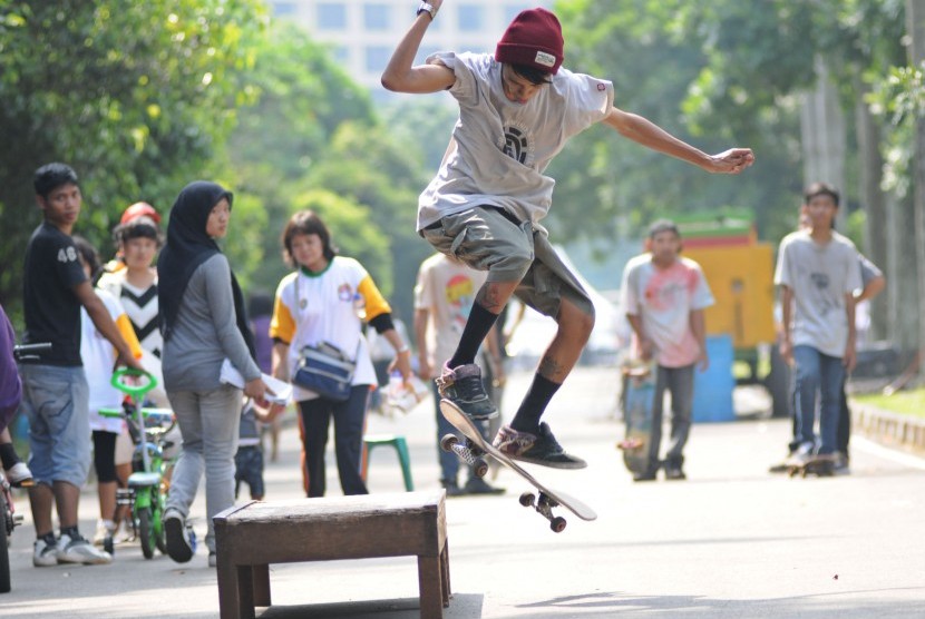 Sejumlah remaja penggiat olah raga skateboard unjuk kebolehan di kawasan Gelora Bung Karno, Jakarta, Ahad (15/4). (Republika/Aditya Pradana Putra)