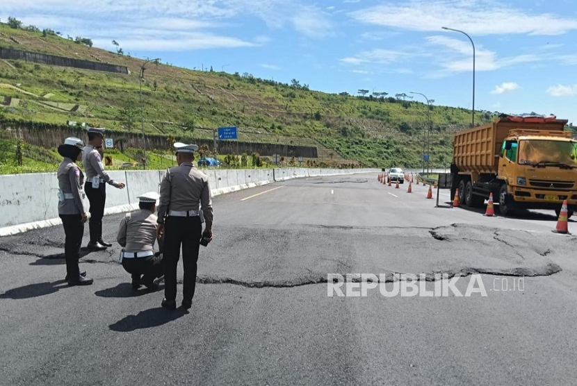 Sejumlah retakan muncul di Tol Cisumdawu KM 177 akibat pergerakan tanah. Petugas Polres Sumedang melakukan patroli dan pengecekan.