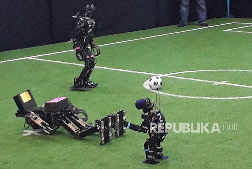 Sejumlah robot mengikuti pertandingan sepakbola pada Kontes Robot Indonesia (KRI) Regional IV di Polinema Malang, Kamis (3/5). 