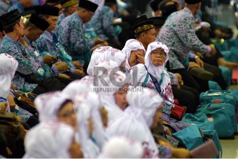 Sejumlah rombongan calon jamaah haji kloter I dari Provinsi DKI Jakarta dan Banten tiba di Asrama Haji, Podok Gede, Jakarta Timur, Kamis (20/8).  (Republika/Rakhmawaty La'lang)