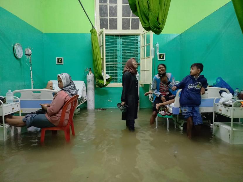Sejumlah ruangan di RSUD dr Soekardjo Kota Tasikmalaya kebanjiran, Jumat (15/4/2022). Banjir dengan ketinggian hingga 50 centimeter terjadi sejak Jumat sekitar pukul 17.30 WIB. RSUD Tasikmalaya Siapkan Rp 1 Miliar Atasi Banjir