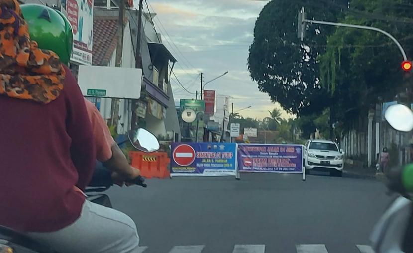 Sejumlah ruas jalan akses pusat keramaian warga di wilayah kota Ungaran, Kabupaten Semarang ditutup untuk mengurangi aktivitas warga selama pelaksanaan PPKM darurat di daerah tersebut, Sabtu (3/7).