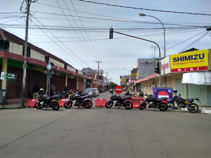 Sejumlah ruas jalan protokol di pusat Kota Indramayu dilakukan penyekatan di masa PPKM Darurat, Kamis (8/7). 