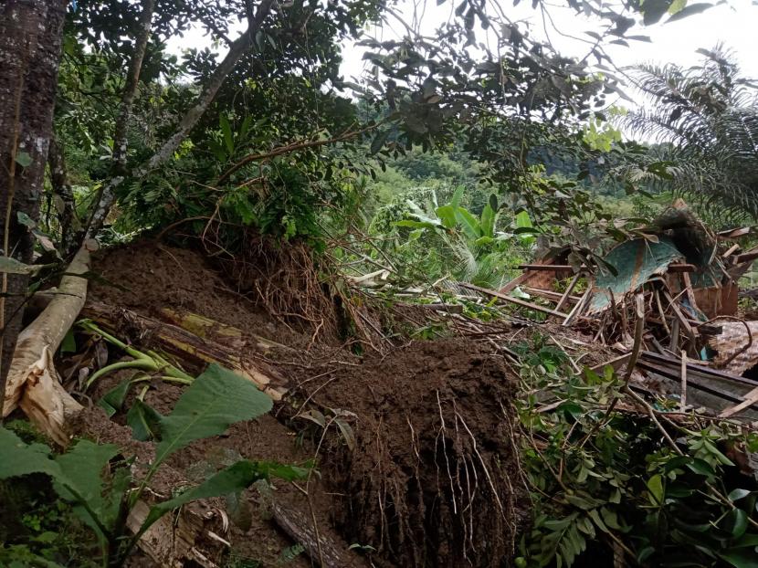 Sejumlah rumah di Desa Gunamekar, Kecamatan Bungbulang, Kabupaten Garut, terdampak longsor, Rabu (26/10/2022).