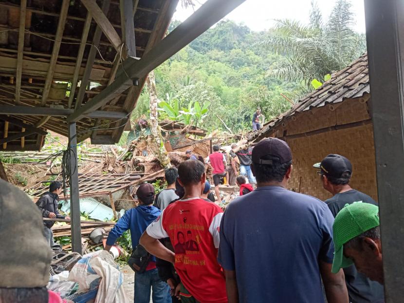 Sejumlah rumah di Desa Gunamekar, Kecamatan Bungbulang, Kabupaten Garut, terdampak longsor, Rabu (26/10/2022).