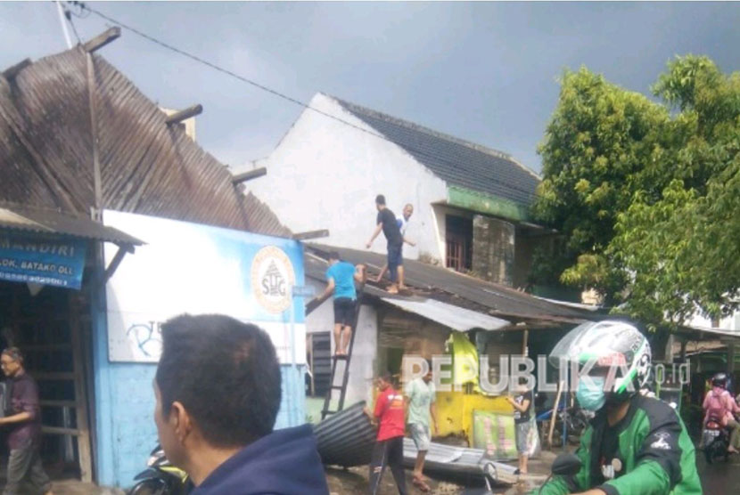 Sejumlah rumah di DIY yang rusak akibat angin kencang yang diyakini puting beliung, Selasa (24/4) siang.  Sebagian besar rumah berada di Dusun Sorowajan, Desa Banguntapan, Kabupaten Bantul, DIY. 