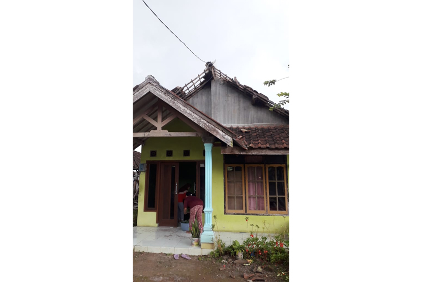 Sejumlah rumah di Dusun Kreweh, Desa Gunungrejo, Kecamatan Singosari, Kabupaten Malang, Jawa Timur (Jatim) rusak akibat hujan yang disertai angin puting beliung, Selasa (5/7/2022). 