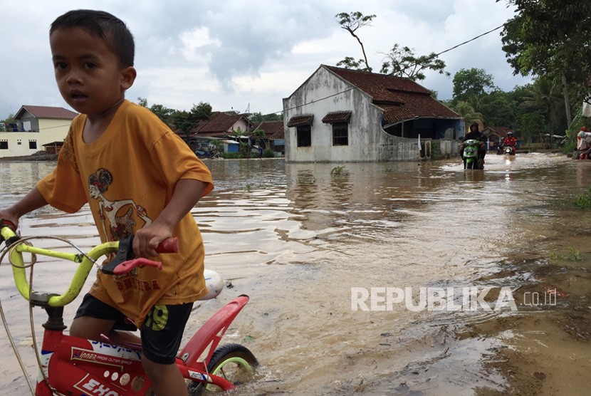Sejumlah rumah, jalan dan sawah di Desa Tanjungsari, Kecatan  Sukaresik, Kabupaten Tasikmalaya terendam banjir. 