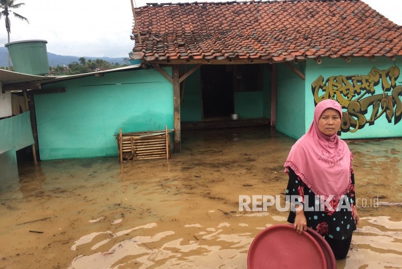 Sejumlah rumah, jalan dan sawah di Desa Tanjungsari, Kecatan  Sukaresik, Kabupaten Tasikmalaya terendam banjir pada Senin (26/11). 