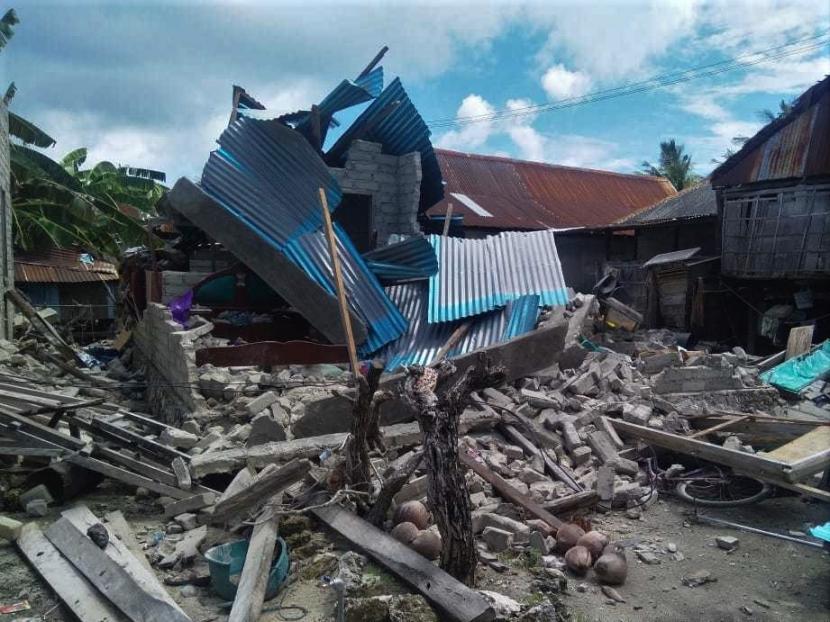 Sejumlah rumah rusak akibat gempa bumi berkekuatan magnitudo (M) 7,4 di Desa Sambali, Kecamatan Pasimarannu, Kabupaten Kepulauan Selayar, Sulawesi Selatan, Rabu (15/12/2021). Pihak Basarnas menerima laporan sementara kerusakan rumah akibat gempa pada Selasa (14/12/2021) sebanyak 164 unit di Desa Sambali, Kecamatan Pasimarannu dan sebagian warga masih memilih mengungsi.