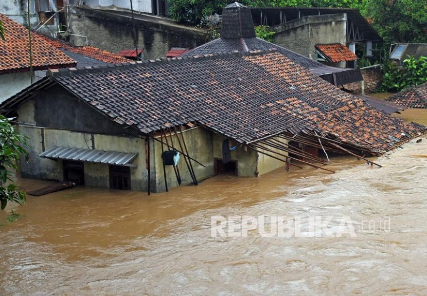 Sejumlah rumah terendam banjir di Kampung Pekarungan Kota Serang, Banten, Selasa (1/3/2022). Banjir terjadi akibat luapan Sungai Cibanten setelah terjadi hujan dengan intensitas tingi sejak Senin (28/2) sehingga air tercurah melampaui daya tampung Waduk Sindangheula yang ada di hulu Sungai dan menimbulkan banjir di sejumlah titik di Kota Serang. 